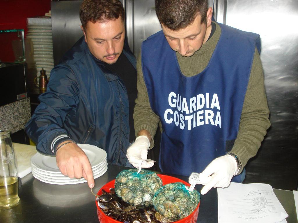 Controlli della guardia costiera (archivio)