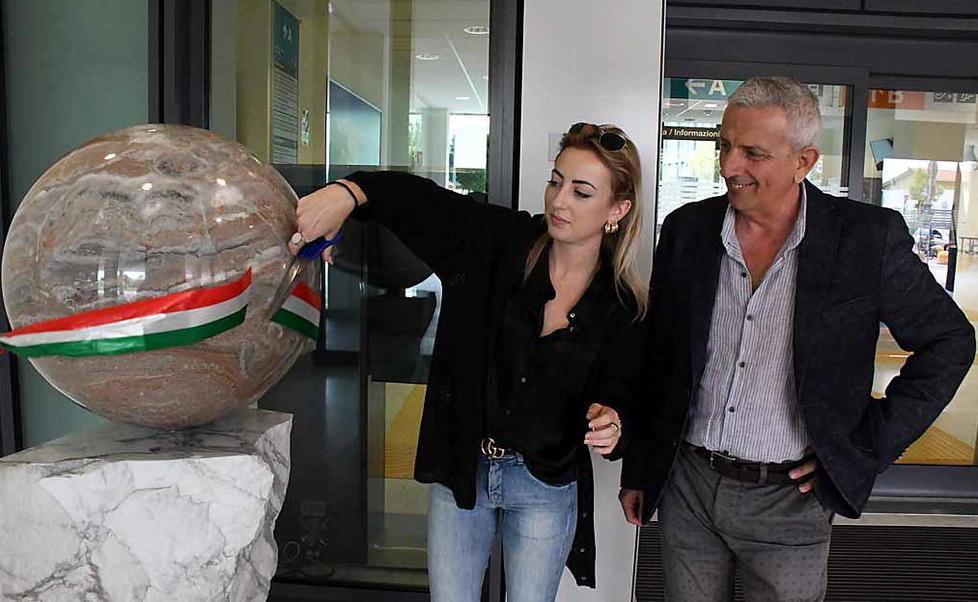 Un’opera in marmo della Stoneval all’ingresso dell’ospedale delle Apuane 