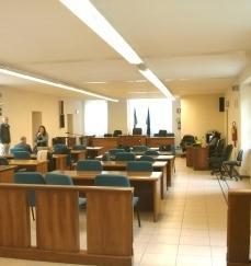 Vicino di casa molesto finisce sotto processo per atti persecutori 