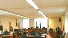 Vicino di casa molesto finisce sotto processo per atti persecutori