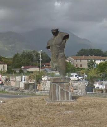 Sorpreso a imbrattare la scultura sulla rotonda
