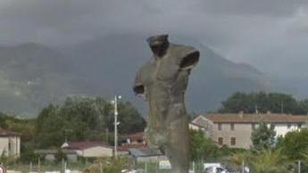 Sorpreso a imbrattare la scultura sulla rotonda
