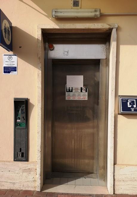 Bagno fuori servizio da più di un mese Alla stazione Rfi sopperiscono i bar 