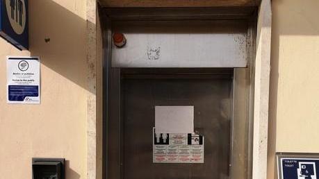 Bagno fuori servizio da più di un mese Alla stazione Rfi sopperiscono i bar