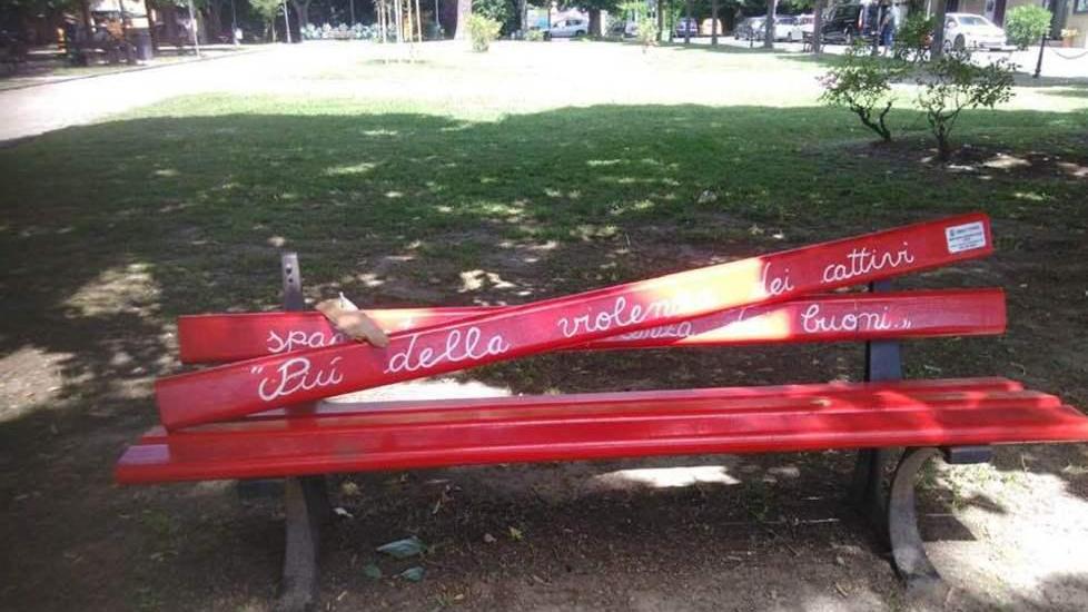 Vandali distruggono una panchina a S.Giovanni