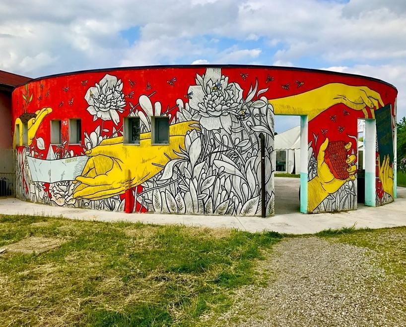 “Mani tese” e il murales come simbolo di comunità 