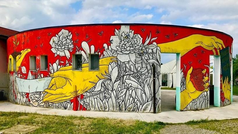 “Mani tese” e il murales come simbolo di comunità