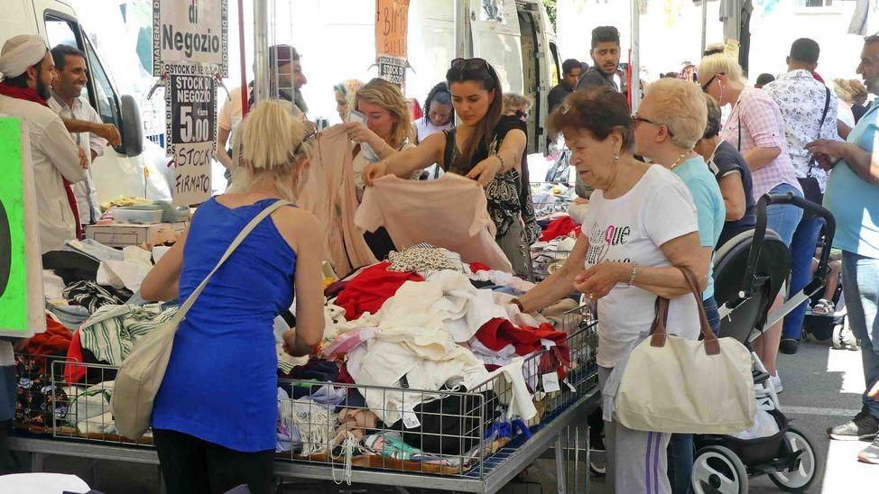 Le botteghe in crisi Meno consumi e il commercio rallenta