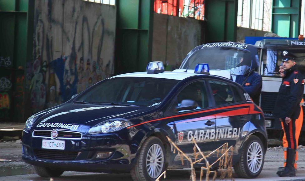 Alle Reggiane si lancia dalla finestra per sfuggire al coltello puntato alla gola 