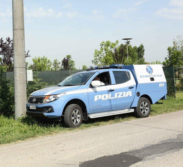 Blitz all’alba al campo nomadi la polizia cerca armi e trova oro 