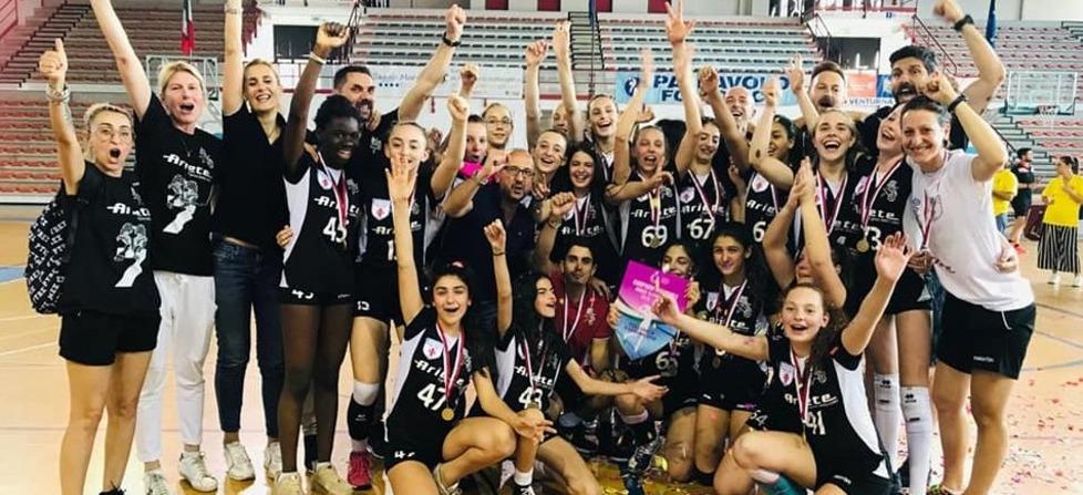 La formazione Under 13 dell'Ariete Project Volley Prato festeggia il titolo regionale