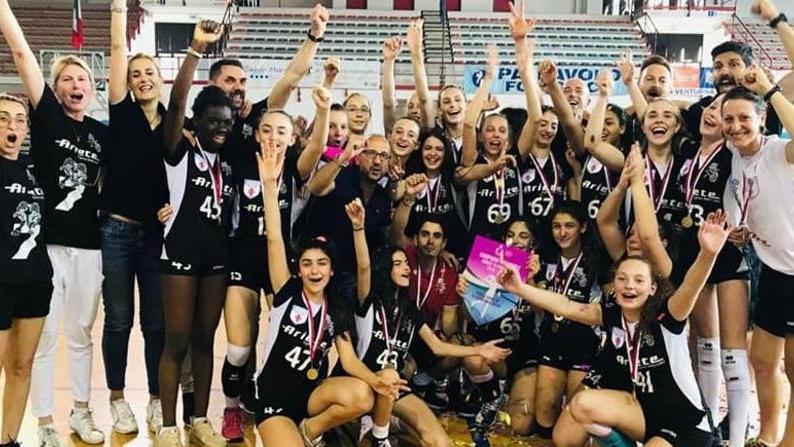 La formazione Under 13 dell'Ariete Project Volley Prato festeggia il titolo regionale
