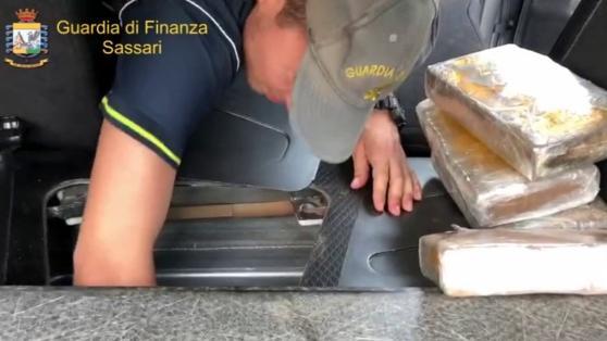 I finanzieri mentre estraggono la droga da doppiofondo