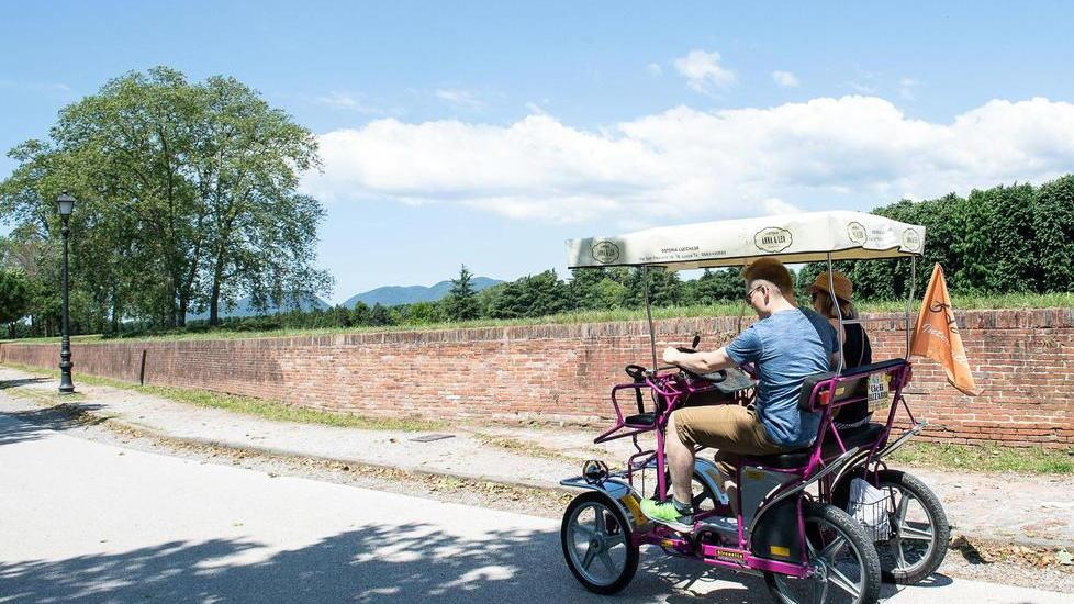 Il Comune di Lucca fa la guerra ai risciò: vietati in centro e sulle Mura