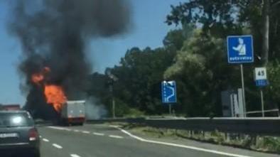 Il camion in fiamme sulla Firenze-Pisa-Livorno