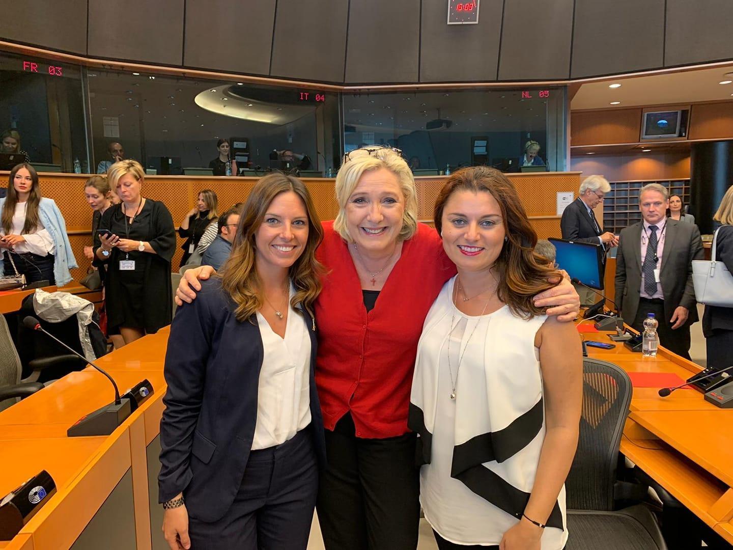 Susanna Ceccardi (a destra) a Bruxelles insieme a Marine Le Pen e ad un’altra eurodeputata, Isabella Tovaglieri