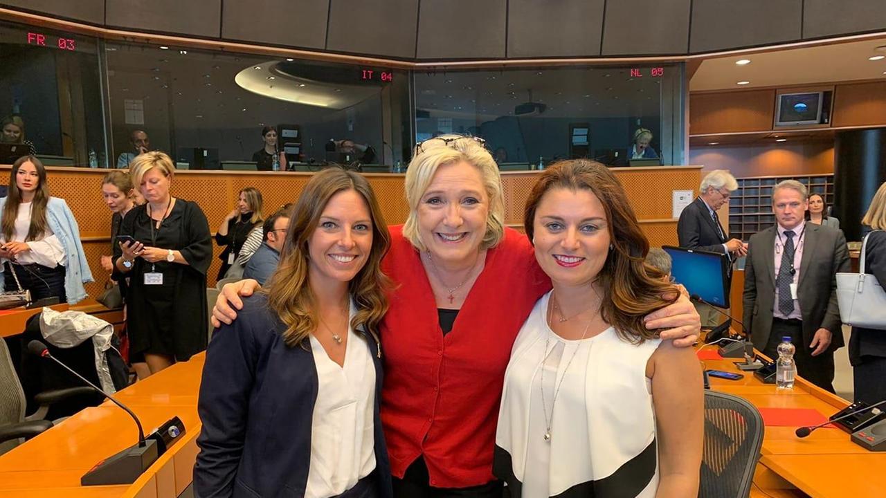 Susanna Ceccardi (a destra) a Bruxelles insieme a Marine Le Pen e ad un’altra eurodeputata, Isabella Tovaglieri