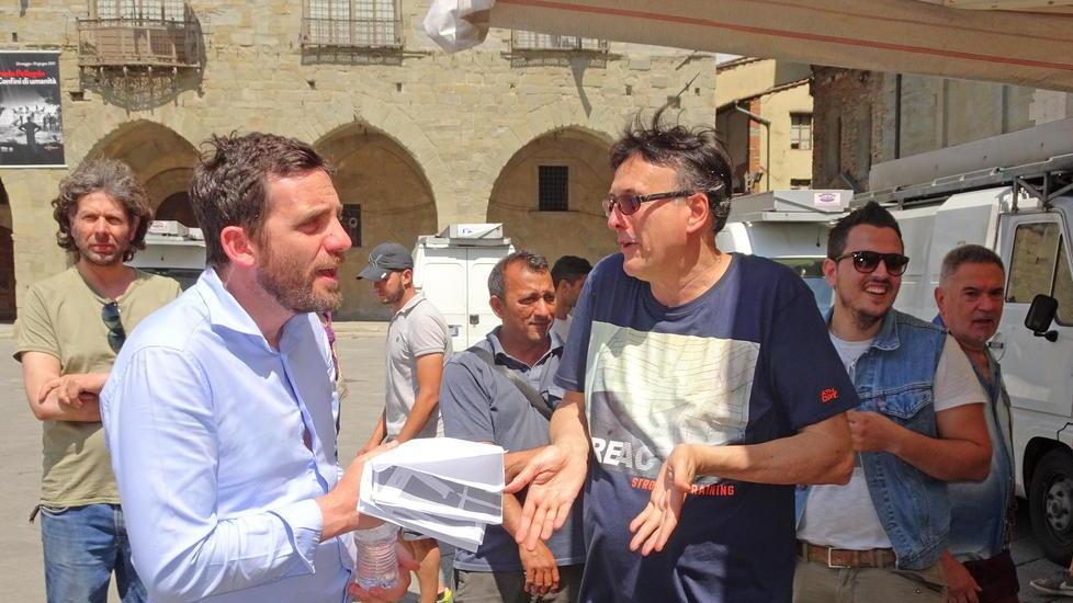 Il sindaco Alessandro Tomasi ascolta le ragioni dei commercianti ambulanti