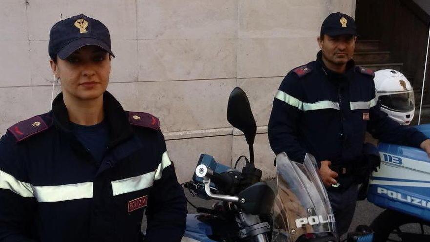 L’agente scelto Claudia Carletti e l’assistente capo Fabrizio Voleri della squadra volante della questura