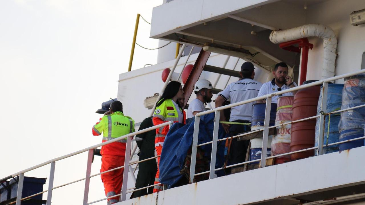 L'intervento dei soccorritori a bordo (foto Repetti/Pentafoto)