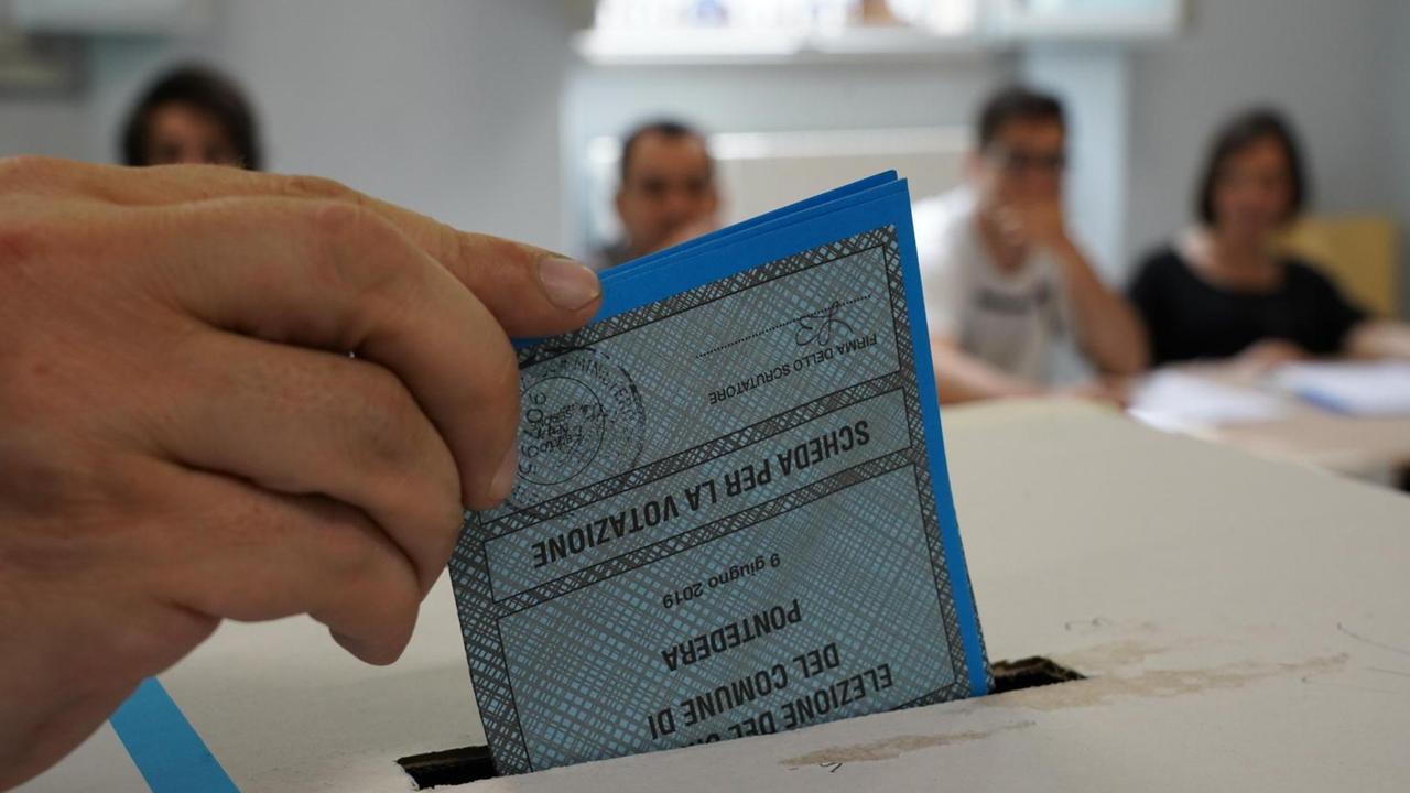 Un'operazione di voto alle elezioni amministrative