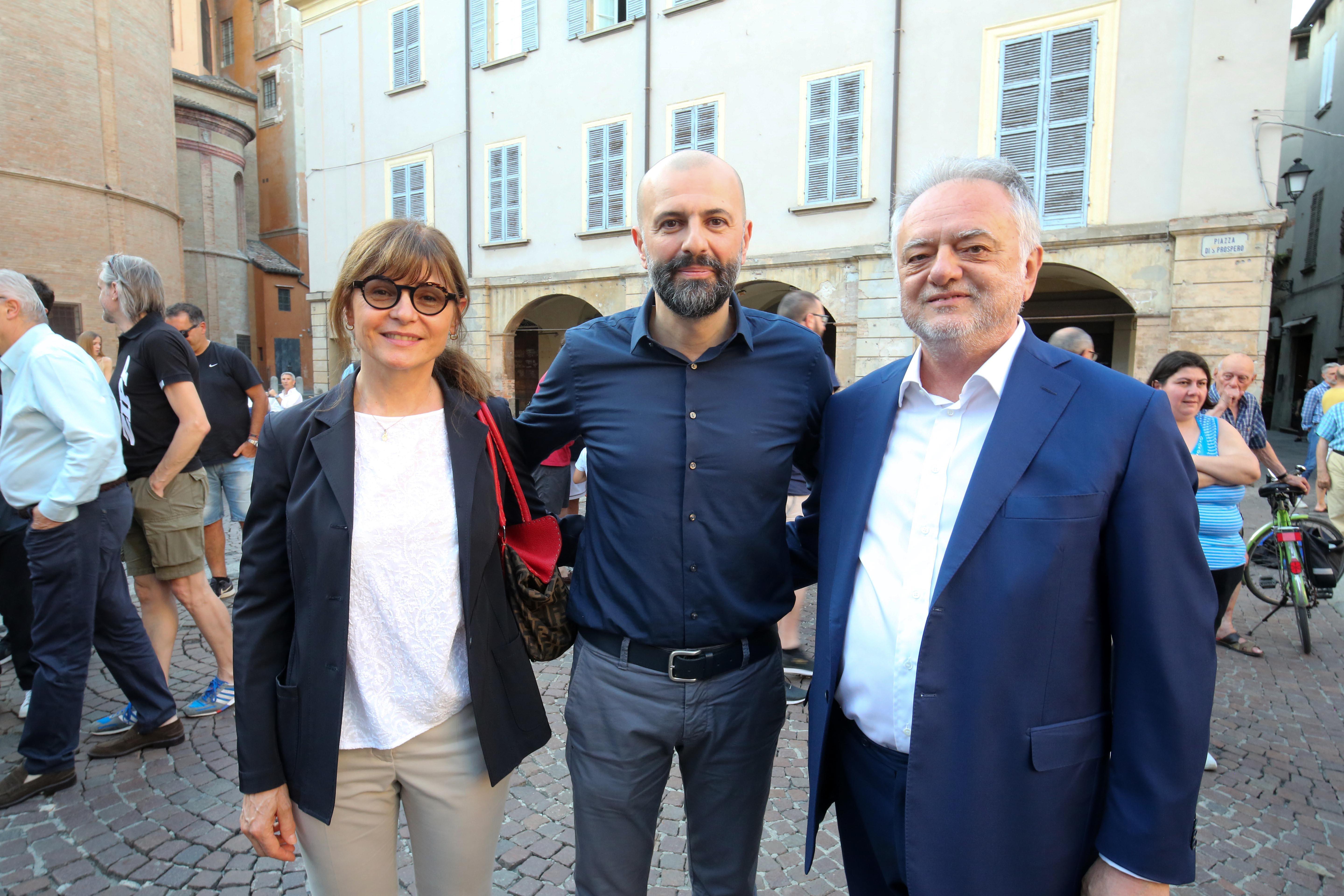 Il nuovo allenatore Maurizio Buscaglia con la presidente Licia Ferrarini e il patron Stefano Landi in piazza