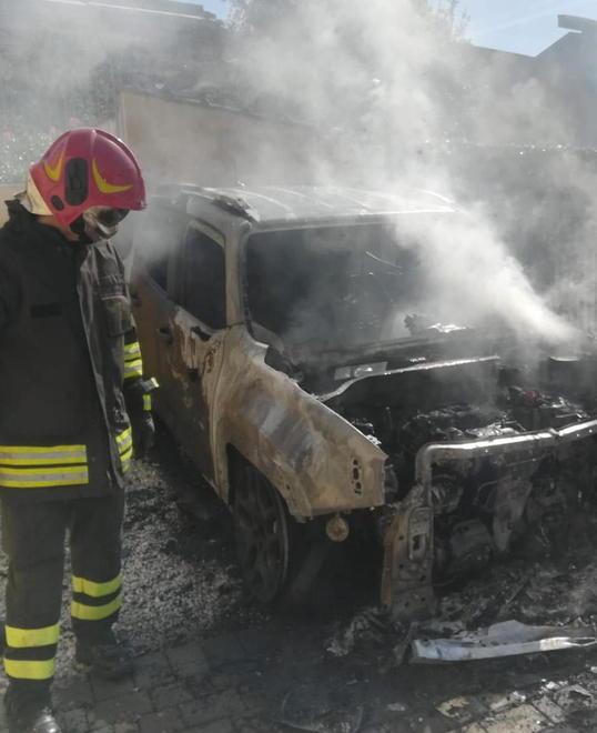 Distrutta dalle fiamme una Jeep Renegade