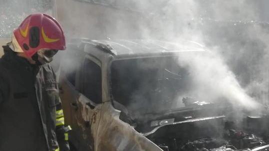 Distrutta dalle fiamme una Jeep Renegade
