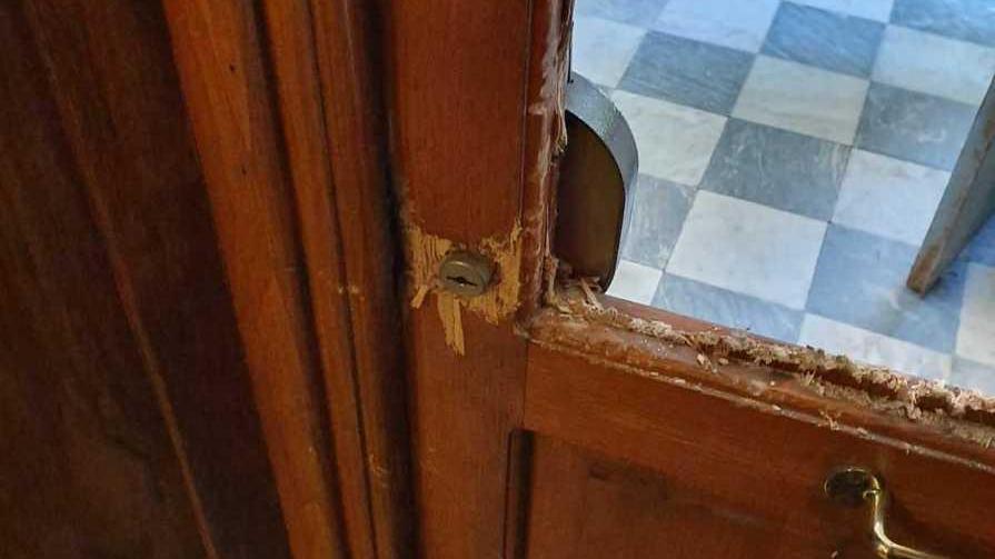 Spaccano le porte e rubano nelle chiese dei due cimiteri