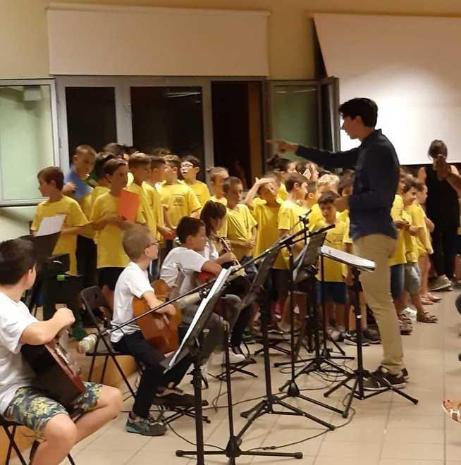 L’orchestra dei bambini di Piano del Quercione debutta a scuola
