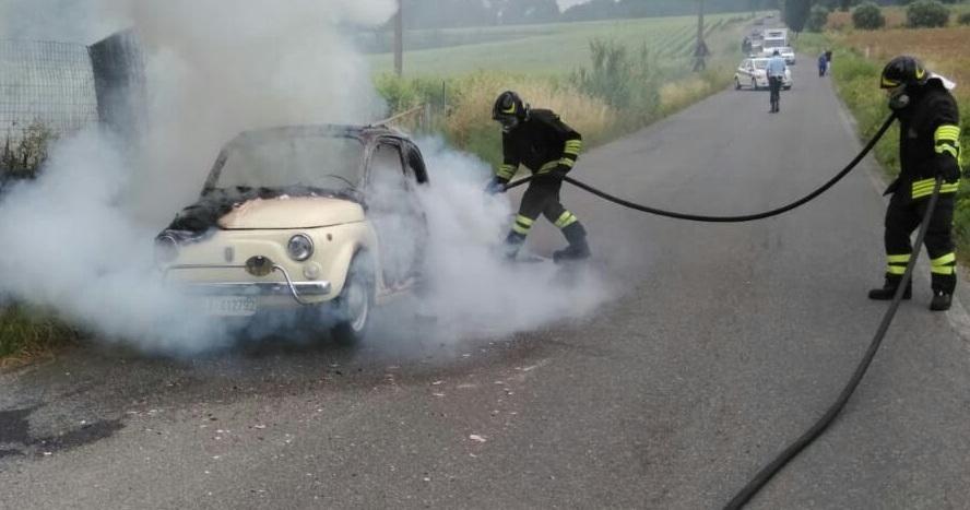 A fuoco una Fiat 500 d’epoca