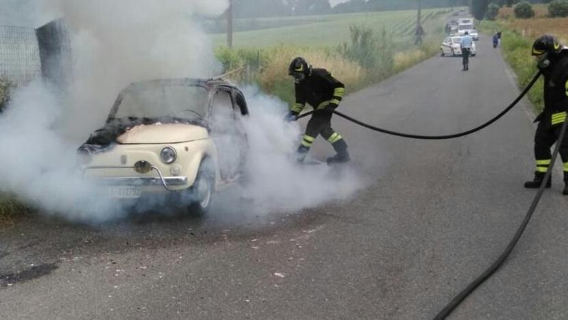 A fuoco una Fiat 500 d’epoca