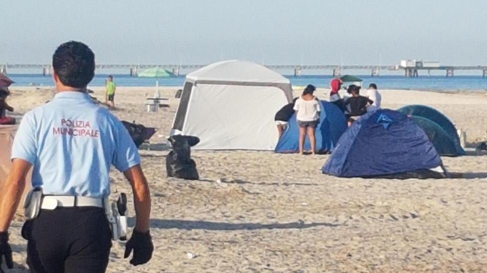 Stop ai carretti in spiaggia, arrivano due vigili in più