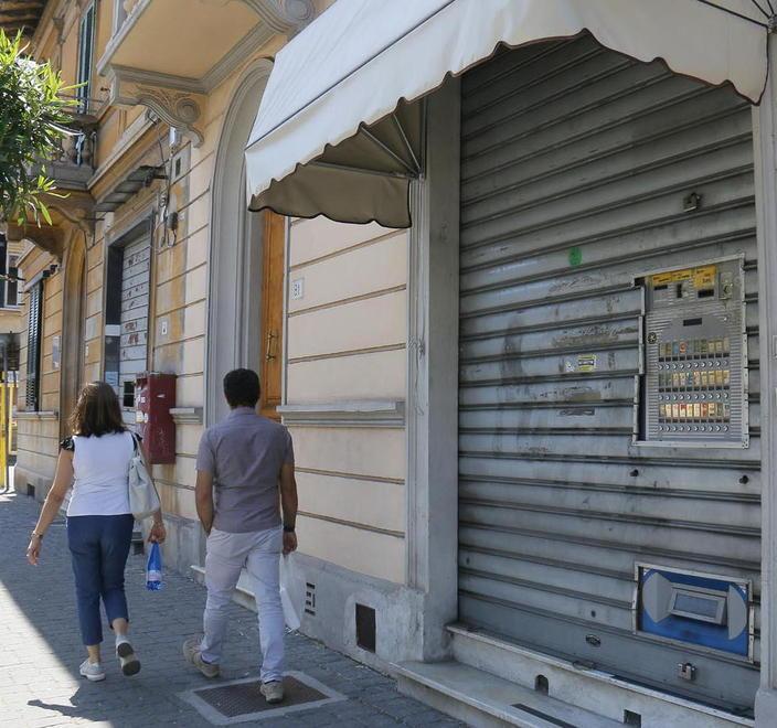 Rapinato da tre banditi mentre compra le sigarette 