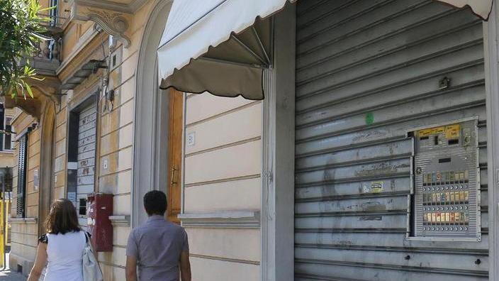 Rapinato da tre banditi mentre compra le sigarette