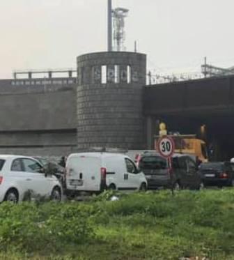«Ambulanza danneggiata per farsi spazio nel traffico» 