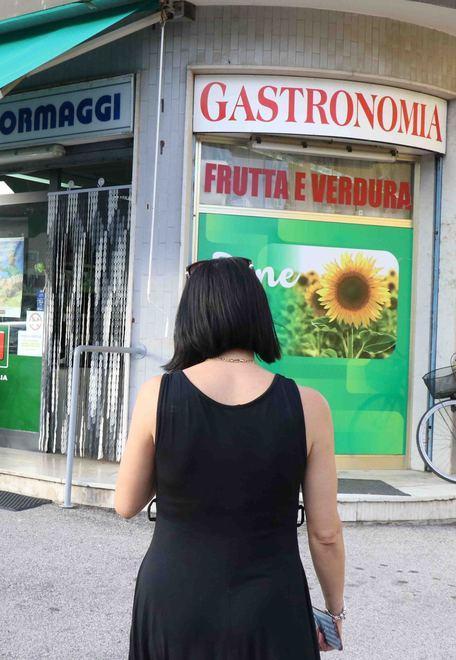 Furto nel negozio Si cerca la coppia di ladri 