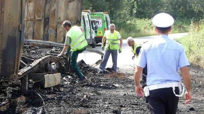 Bilico si scontra con un’auto e scoppia l’incendio