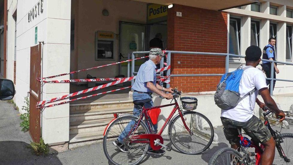 Fanno saltare il postamat e rubano 50mila euro