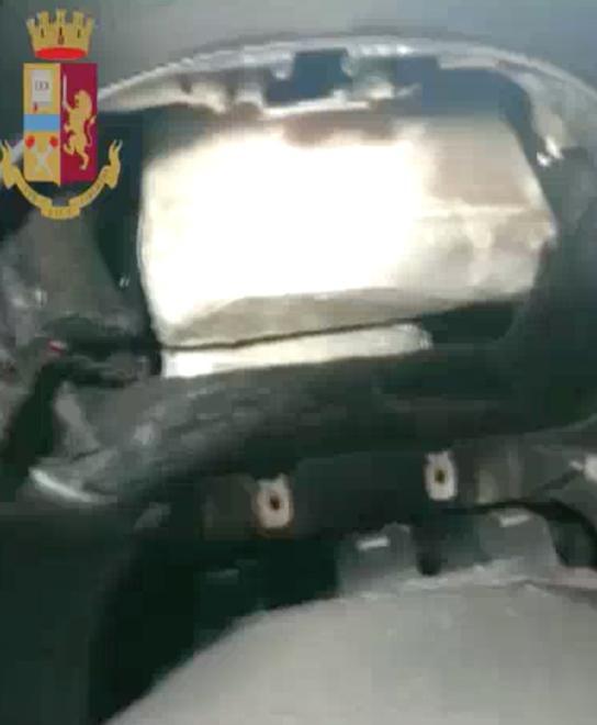 Droga e soldi in un vano segreto dell’auto Sequestrati sei chili di cocaina e hascisc 