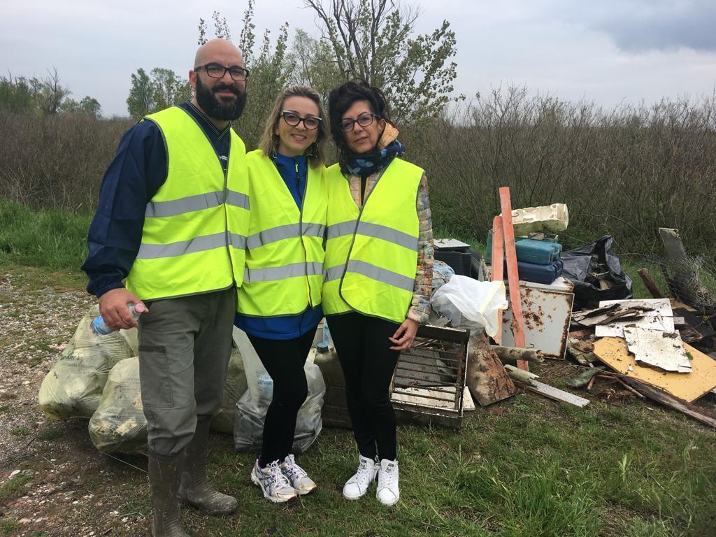 Alcuni dei volontari che hanno ripulito la golena di Goro e la montagna di rifiuti raccolti