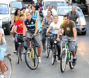 Un raduno di biciclette in citt&agrave; 