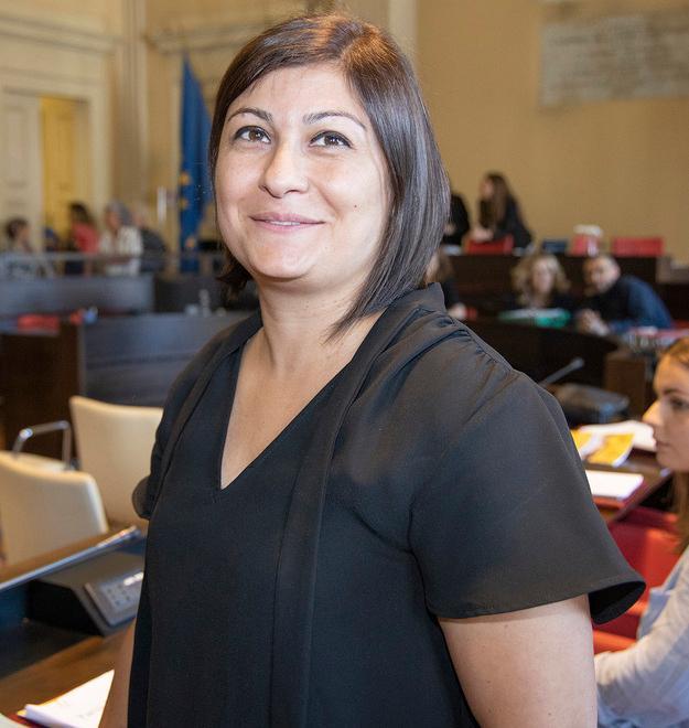 Sms elettorali a Modena, è bufera: «La consigliera Parisi deve dimettersi subito» 
