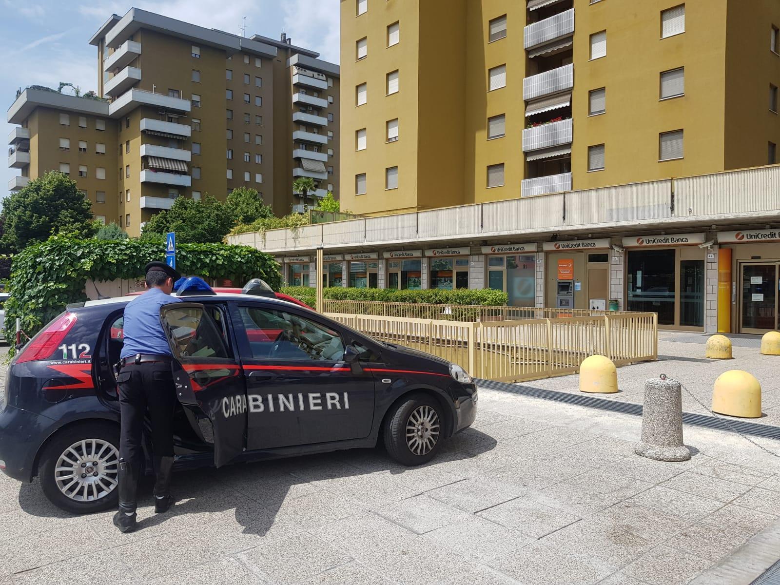 Modena, rapina a mano armata all'Unicredit: addetti rinchiusi in bagno 