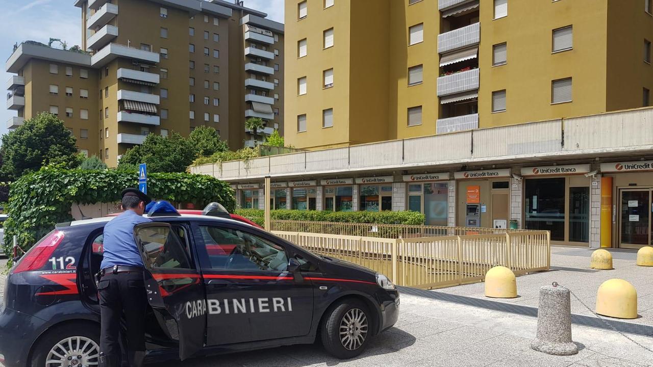 Modena, rapina a mano armata all'Unicredit: addetti rinchiusi in bagno