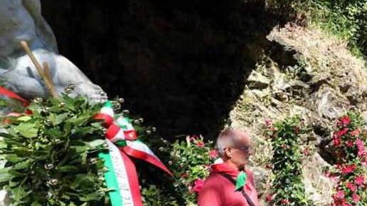 Eccidio di Forno, è pace tra sindaco e Anpi Ma compaiono striscioni di contestazione
