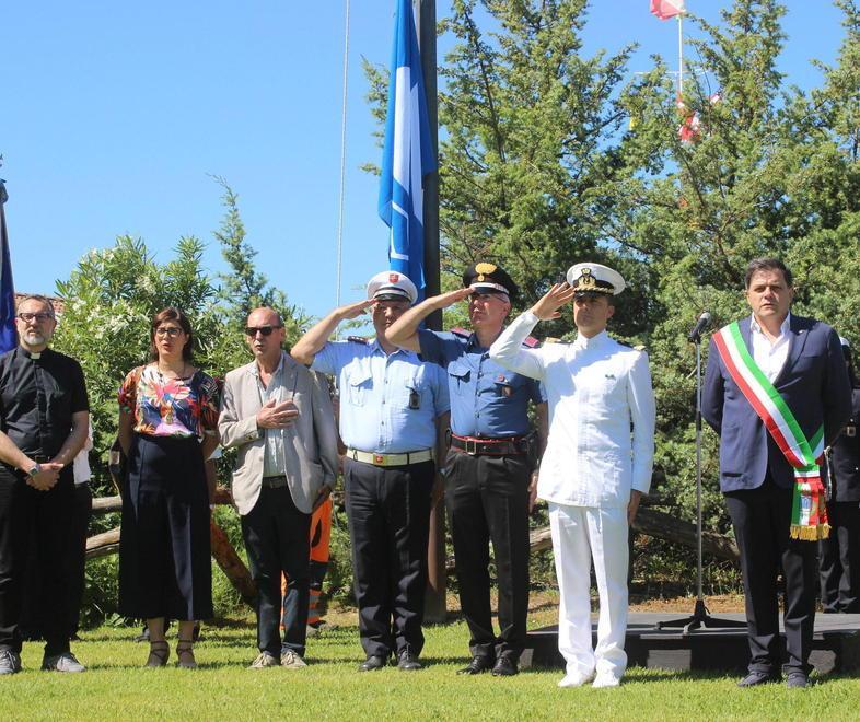 La Bandiera Blu sventola sopra i divieti di balneazione