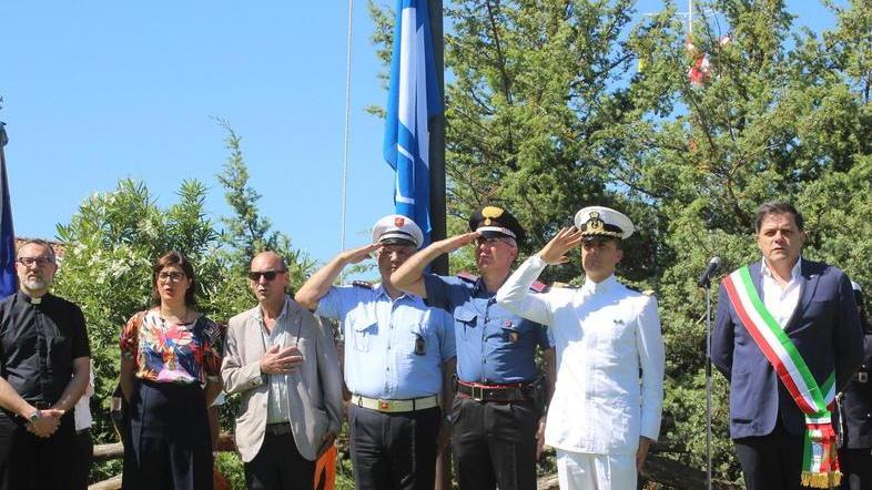 La Bandiera Blu sventola sopra i divieti di balneazione
