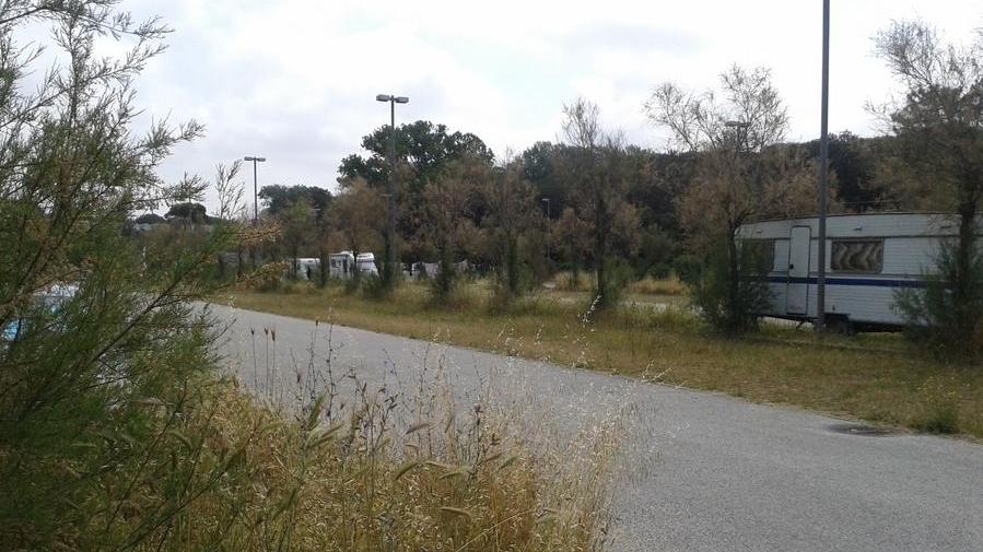 Nel parcheggio della piscina accampati con roulotte e camper