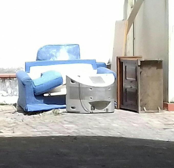 Coppia italiana occupa una casa in via delle Catene